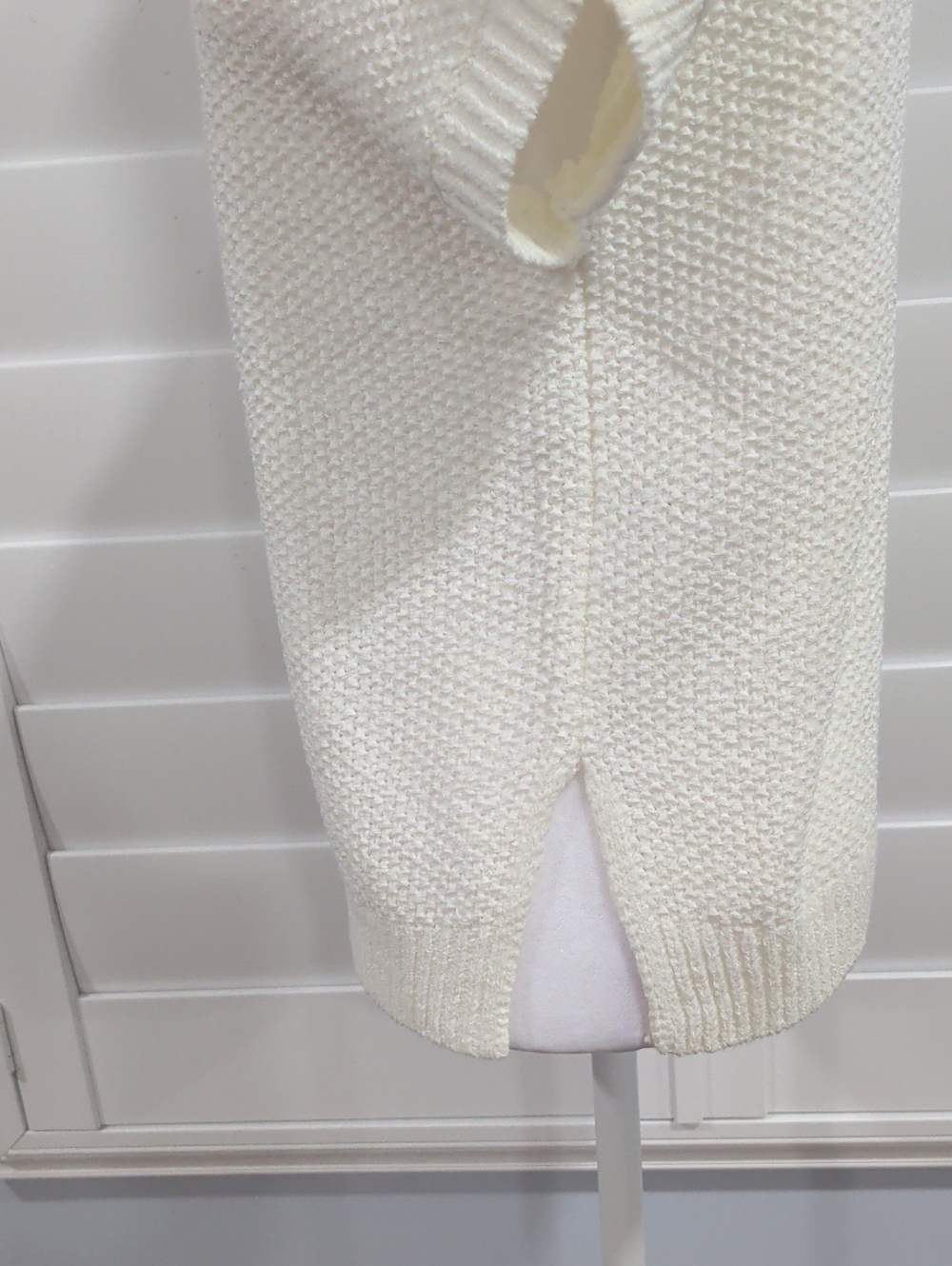 NWOT moon & madison Cream V-Neck Textured Knit Sweater - Picture 4 of 6